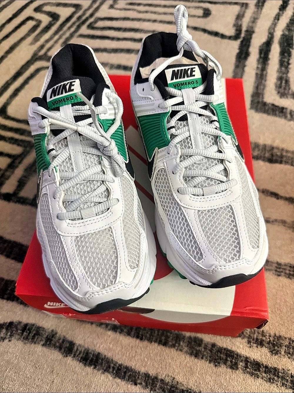Nike Zoom Vomero 5 White & Green US 9.5